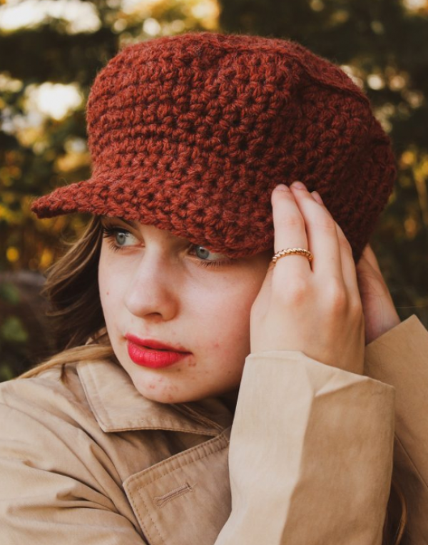 Topi newsboy dengan desain rajutan yang unik
